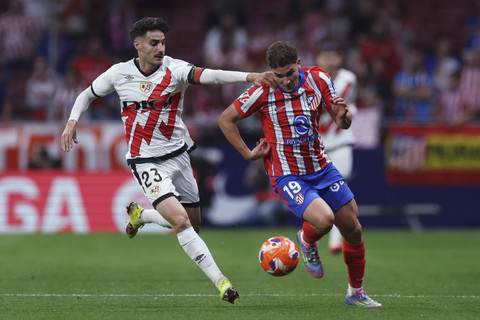 Pemain Atletico Madrid Julian Alvarez berusaha melewati pemain Rayo Vallecano Oscar Valentin pada pertandingan Liga Spanyol di Stadion Metropolitano, Madrid, Spanyol, Kamis (24/4/2025). Foto: Isabel Infantes/Reuters