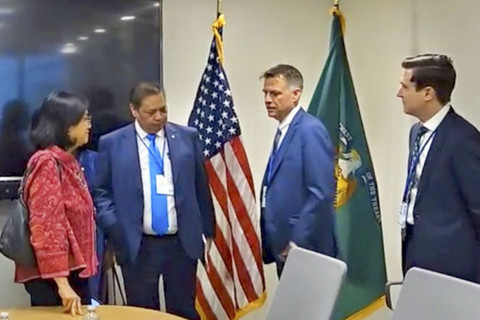Pertemuan Menko Airlangga dan tim negosiasi tarif Indonesia AS dengan Menteri Keuangan AS Scott Bessent di Washington, DC pada Kamis (24/4/2025). Foto: Dok. Kemenko Perekonomian