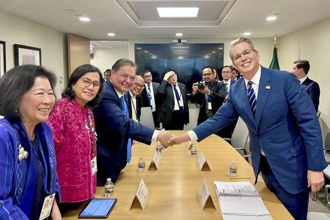 Pertemuan Menko Airlangga dan tim negosiasi tarif Indonesia AS dengan Menteri Keuangan AS Scott Bessent di Washington, DC pada Kamis (24/4/2025). Foto: Dok. Kemenko Perekonomian