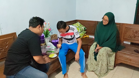 Keluarga Wuri di Jember menunjukkan telur berlafaz Allah. Dok: mili.id.