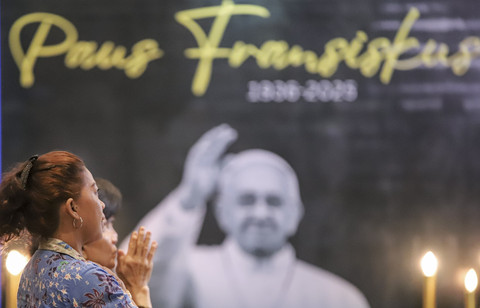 Umat Katolik berdoa saat mengikuti Misa Requiem di Gereja Katedral Hati Kudus Yesus, Surabaya, Jawa Timur, Selasa (22/4/2025). Foto: Rizal Hanafi/ANTARA FOTO