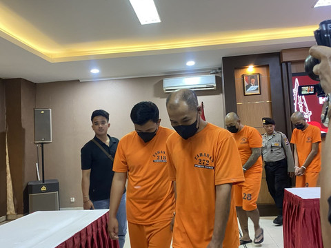 Dua pelaku peredaran uang palsu di wilayah Turi, Sleman, yang dihadirkan dalam konpers ungkap kasus di Mapolda DIY, Kamis (24/4). Foto: Dok. Resti Damayanti/Pandangan Jogja