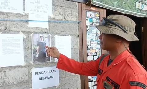 Tim SAR menunjukkan foto Sugeng Parwoto. Dok: Ist.