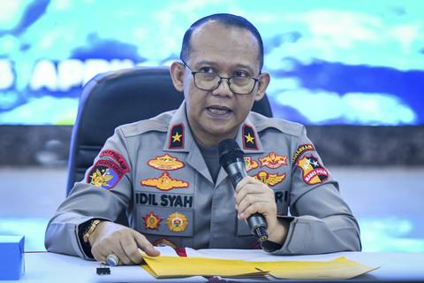 Dirpolair Korps Polairud Baharkam Polri Brigjen Pol. Idil Syah menyampaikan paparannya saat Konferensi Pers Hasil Penegakan Hukum Pidana Destructive Fishing di Mako Korpolairud, Tanjung Priok, Jakarta Utara, Jumat (25/4/2025).  Foto: Sulthony Hasanuddin/ANTARA FOTO 