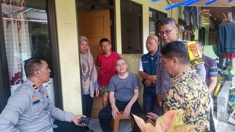 Sosok Cahya Rizki (12), berbaju merah, bersama kedua orang tuanya, Nur (44) dan Supardi (57), saat kepolisian dari Polsek Cinere datang ke rumahnya untuk memastikan keberadaan korban yang telah pulang, Depok, Kamis (25/4). Foto: Thomas Bosco