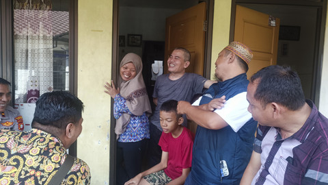 Sosok Cahya Rizki (12), berbaju merah, bersama kedua orang tuanya, Nur (44) dan Supardi (57), saat kepolisian dari Polsek Cinere datang ke rumahnya untuk memastikan keberadaan korban yang telah pulang, Depok, Kamis (25/4/2025). Foto: Thomas Bosco/kumparan