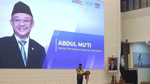 Menteri Pendidikan Dasar dan Menengah Abdul Mu'ti dalam Peluncuran Peraturan Menteri Pendidikan Dasar dan Menengah Nomor 2 Tahun 2025 tentang Pedoman Pengawasan Penggunaan Bahasa Indonesia di Kantor Kemendikdasmen, Jakarta, Jumat (25/4/2025). Foto: Zamachsyari/kumparan