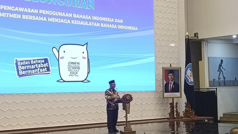 Menteri Pendidikan Dasar dan Menengah Abdul Mu'ti dalam Peluncuran Peraturan Menteri Pendidikan Dasar dan Menengah Nomor 2 Tahun 2025 tentang Pedoman Pengawasan Penggunaan Bahasa Indonesia di Kantor Kemendikdasmen, Jakarta, Jumat (25/4/2025). Foto: Zamachsyari/kumparan
