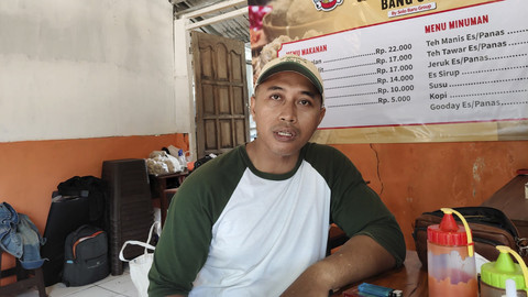 Dika Widia Putra pengusaha Bakso Bang Uyo Jogja, Jumat (25/4/2025). Foto: Arfiansyah Panji Purnandaru/kumparan
