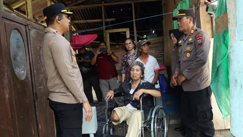 Fredi Pudi (68), pria lansia di Kota Bitung saat dikunjungi Kapolres Bitung, AKBP Albert Zai. Kapolres memberikan bantuan kursi roda untuknya.