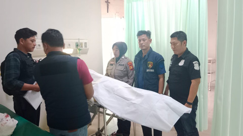 Jenazah Pjs Kepala Desa Bangun Rejo, Hely Febriyanti tewas ditembak oleh anaknya sendiri. Foto : Dok Polres OKU Timur