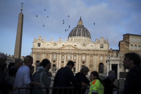 Umat antre untuk melayat Paus Fransiskus di Gereja Basilika Santo Petrus, Roma, Italia, Jumat (25/4/2025). Foto: Mohammed Salem/Reuters