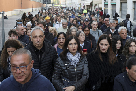 Umat antre untuk melayat Paus Fransiskus di Gereja Basilika Santo Petrus, Roma, Italia, Jumat (25/4/2025). Foto: Hannah McKay/Reuters