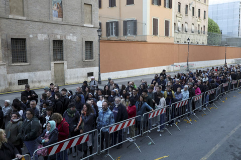 Umat antre untuk melayat Paus Fransiskus di Gereja Basilika Santo Petrus, Roma, Italia, Jumat (25/4/2025). Foto: Hannah McKay/Reuters