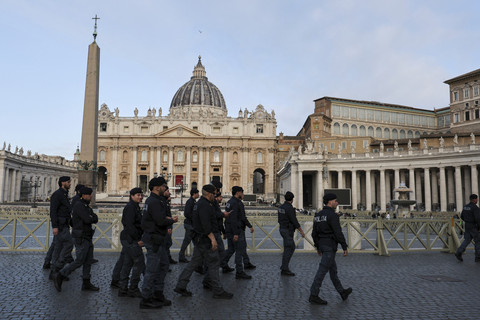 Sejumlah Petugas keamanan berjaga di kawasan Gereja Basilika Santo Petrus, Roma, Italia, Jumat (25/4/2025). Foto: Hannah McKay/Reuters