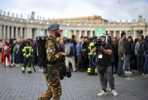 Seorang tentara berjaga di kawasan Gereja Basilika Santo Petrus, Roma, Italia, Jumat (25/4/2025). Foto: Carlos Barria/Reuters