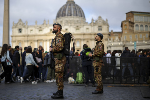 Dua tentara berjaga di kawasan Gereja Basilika Santo Petrus, Roma, Italia, Jumat (25/4/2025). Foto: Carlos Barria/Reuters