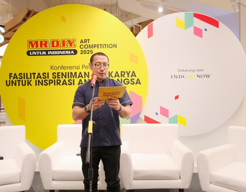 Head of Commercial MR.D.I.Y. Indonesia, Michael Cohen, secara resmi memulai kompetisi MR.D.I.Y. Indonesia Art Competition 2025 berkolaborasi bersama IndoArtNow. Foto: dok. MR.D.I.Y. Indonesia