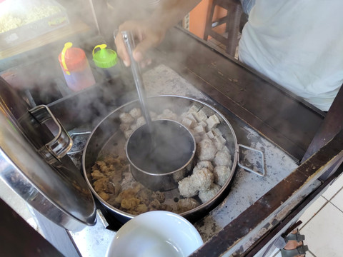 Bakso "Bang Uyo Jogja" yang dijual Dika Widia Putra, Jumat (25/4/2025). Foto: Arfiansyah Panji Purnandaru/kumparan