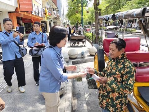 Kuda andong di kawasan Malioboro Yogyakarta diperiksa petugas kesehatan. Foto: Arfiansyah Panji Purnandaru/kumparan