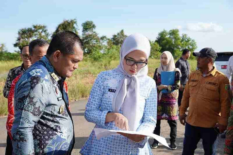 Wakil Gubernur Lampung, Jihan Nurlela bersama Kepala Dinas Sosial Provinsi Lampung, Aswarodi saat meninjau calon lokasi sekolah rakyat di Kota Baru, Lampung Selatan | Foto : Dok. Diskominfotik