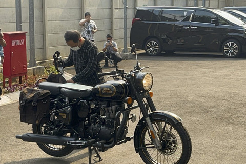 Motor Royal Enfield yang Disita dari Ridwan Kamil di Rumah Penyimpanan Benda Sitaan Negara, Cawang, Jakarta Timur, Jumat (25/4/2025).  Foto: Rayyan Farhansyah/kumparan