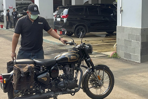 Motor Royal Enfield yang Disita dari Ridwan Kamil di Rumah Penyimpanan Benda Sitaan Negara, Cawang, Jakarta Timur, Jumat (25/4/2025).  Foto: Rayyan Farhansyah/kumparan