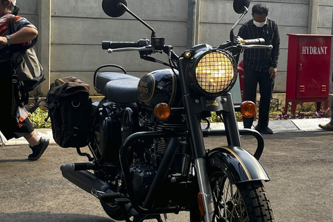 Motor Royal Enfield yang Disita dari Ridwan Kamil di Rumah Penyimpanan Benda Sitaan Negara, Cawang, Jakarta Timur, Jumat (25/4/2025).  Foto: Rayyan Farhansyah/kumparan