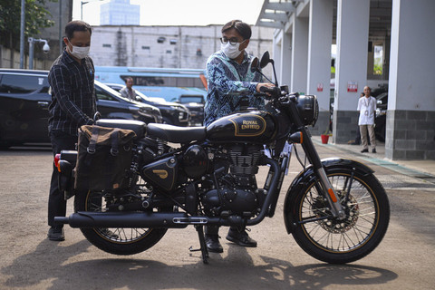 Petugas menunjukkan motor Royal Enfield Classic 500 Limited Edition milik mantan Gubernur Jawa Barat, Ridwan Kamil di Gudang Sitaan KPK, Jakarta, Jumat (25/4/2025).   Foto: Iqbal Firdaus/kumparan