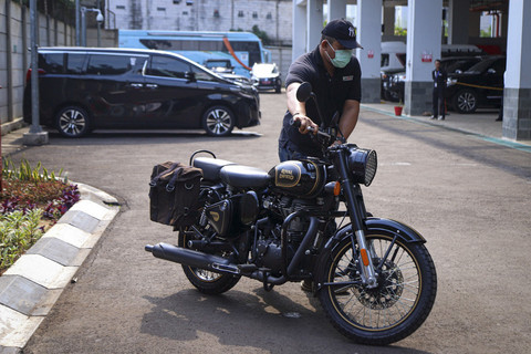 Petugas membawa motor Royal Enfield Classic 500 Limited Edition milik mantan Gubernur Jawa Barat, Ridwan Kamil di Gudang Sitaan KPK, Jakarta, Jumat (25/4/2025).   Foto: Iqbal Firdaus/kumparan