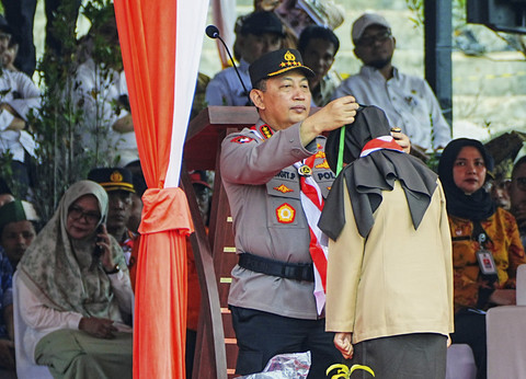 Kapolri Jenderal Listyo Sigit Prabowo membuka kegiatan Jambore Karhutla Riau 2025 di Bumi Perkemahan Tahura Sultan Syarif Hasyim, Siak, pada Jumat (25/4/2025). Foto: Istimewa