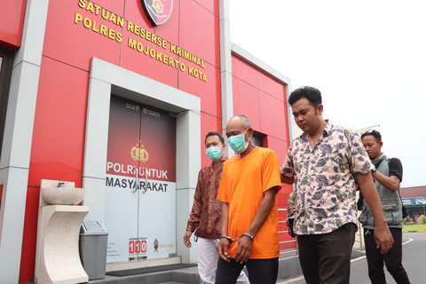 Elyas Yasak (34 tahun), pria di Kecamatan Kemlagi, Mojokerto, ditangkap karena mencabuli siswi kelas 6 SD. Foto: dok. Polres Mojokerto Kota