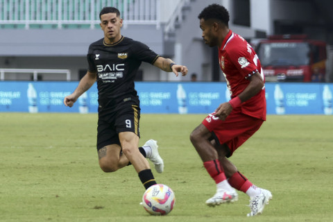 Pesepak bola Dewa United Alexis Messidoro (kiri) berebut bola dengan pesepak bola Malut United Yance Sayuri (kanan) dalam lanjutan BRI Liga 1 di Stadion Pakansari, Kabupaten Bogor, Jawa Barat, Jumat (25/4/2025). Foto: Yulius Satria Wijaya/ANTARA FOTO