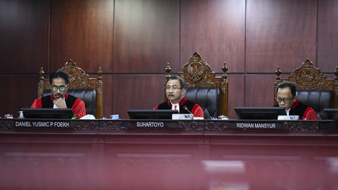 Ketua Mahkamah Konstitusi (MK) Suhartoyo didampingi Hakim Konstitusi Daniel Yusmic Foekh (kiri) dan Ridwan Mansyur (kanan) memimpin sidang uji materi UU ASN di Gedung MK, Jakarta, Jumat (25/4/2025). Foto: ANTARA FOTO/Hafidz Mubarak A