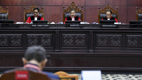 Ketua Mahkamah Konstitusi (MK) Suhartoyo didampingi Hakim Konstitusi Daniel Yusmic Foekh (kiri) dan Ridwan Mansyur (kanan) memimpin sidang uji materi UU ASN di Gedung MK, Jakarta, Jumat (25/4/2025). Foto: ANTARA FOTO/Hafidz Mubarak A