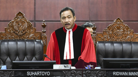 Ketua Mahkamah Konstitusi (MK) Suhartoyo bersiap memimpin sidang uji materi UU ASN di Gedung MK, Jakarta, Jumat (25/4/2025). Foto: ANTARA FOTO/Hafidz Mubarak A