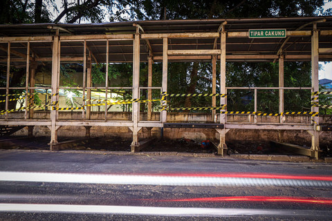 Wujud Halte dan Jembatan Penyeberangan Orang (JPO) rusak di Jalan Raya Bekasi, Cakung, Jakarta, Jumat (25/4/2025). Foto: Iqbal Firdaus/kumparan