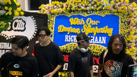 Gigi di Rumah Duka Ricky Siahaan, Rumah Duka Sentosa, Senen, Jakarta Pusat, Jumat (25/4).  Foto: Giovanni/kumparan