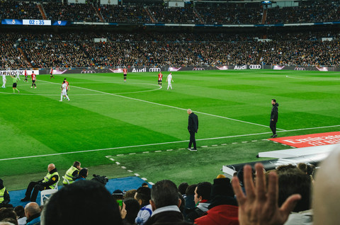 Ilustrasi barcelona vs madrid tayang di mana. sumber: unsplash/victoria prymak