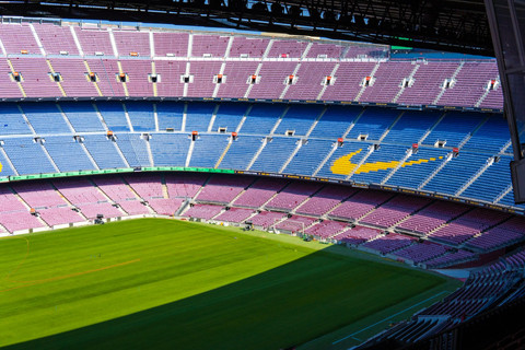 Ilustrasi barcelona vs madrid tayang di mana. sumber: unsplash/tim bernhard
