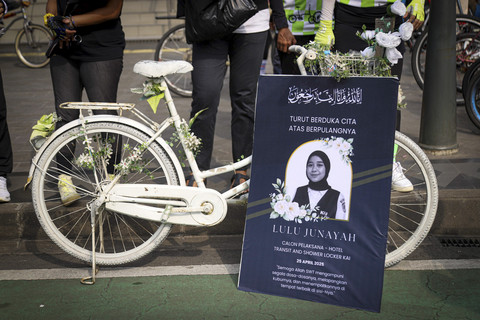 Anggota Gerakan Bike to Work menggelar aksi tabur bunga di Bundaran HI, Sabtu (26/4/2025). Foto: Iqbal Firdaus/kumparan