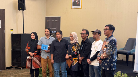 Kurator Jogja Film Pitch & Fund bersama Kepala Dinas Kebudayaan DIY, Dian Lakshmi Pratiwi. Foto: Arif UT/Pandangan Jogja 