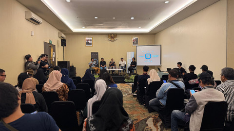 Perwakilan kurator menjelaskan mekanisme kepemilikan bersama dan distribusi film hasil program Jogja Film Pitch & Fund. Foto: Arif UT/Pandangan Jogja