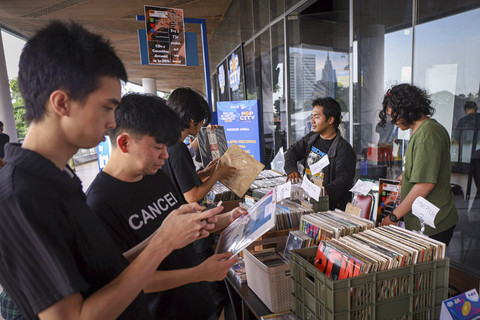 Pengunjung mencari rilisan musik saat Record Store Day 2025 di Senayan Park, Jakarta, Sabtu (26/4/2025). Foto: Iqbal Firdaus/kumparan