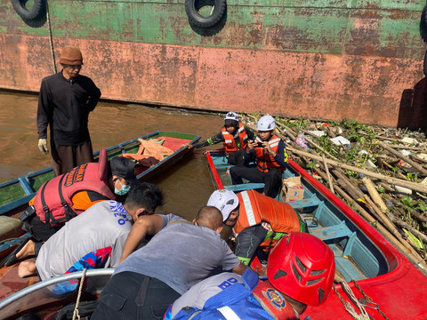 Bocah yang tenggelam di Sungai Kapuas ditemukan di belakang Samsat Kalbar oleh Tim SAR gabungan. Foto: Dok. Istimewa.