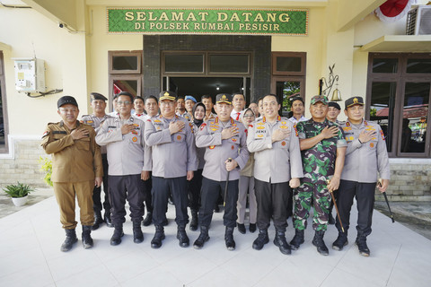 Kapolri Jenderal Listyo Sigit Prabowo meninjau langsung ke Polsek Rumbai Pesisir, Polresta Pekanbaru, Jumat (25/4/2025). Foto: Dok. Mabes Polri
