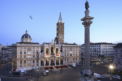Foto udara suasana menjelang Misa Pemakaman Paus Fransiskus di Gereja Basilika Santa Maria Maggiore, Roma, Italia,  Sabtu (26/4/2025). Foto: Piero Cruciatti/AFP