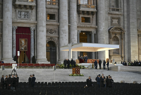 Sejumlah petugas melakukan persiapan saat Misa Pemakaman Paus Fransiskus di Lapangan Santo Petrus, Vatikan, Sabtu (26/4/2025). Foto: Alberto Pizzoli/AFP