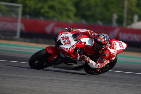 Andi Farid Izdihar (Andi Gilang) beraksi dalam pre-test Asia Road Racing Championship (ARRC) di Chang International Circuit, Buriram, Thailand, pada April 2025. Foto: AHM