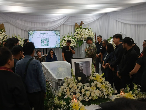 Arian Seringai ucap salam perpisahan untuk mendiang  Ricky Siahaan. Foto: Vincentius Mario/kumparan